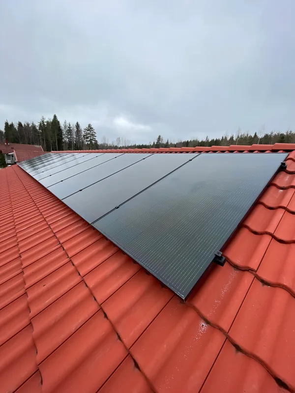 Aurinkopaneelirivi punaisella tiilikatolla